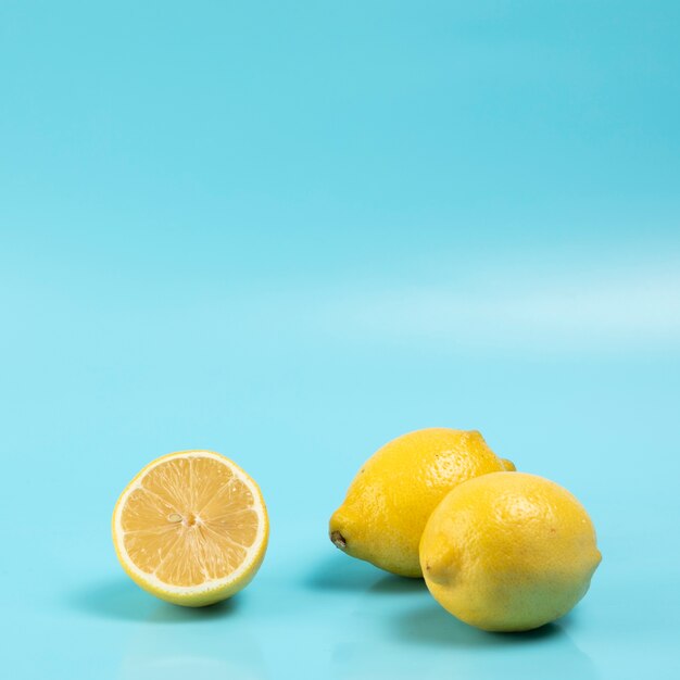 Foto gratuita cerrar vista de limones sobre fondo azul