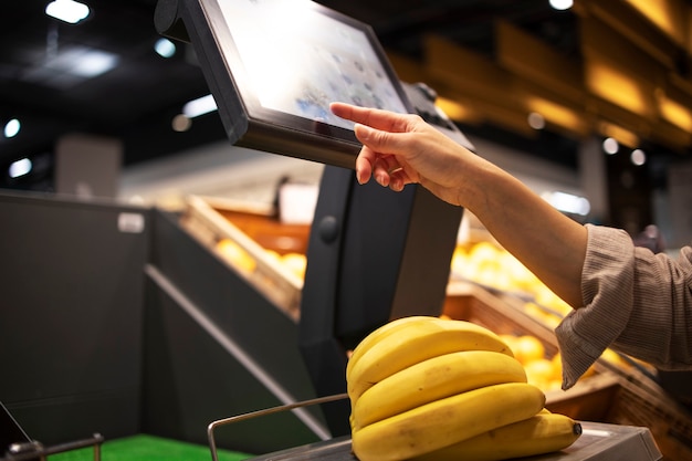 Cerrar vista de medir el peso de la fruta en el supermercado
