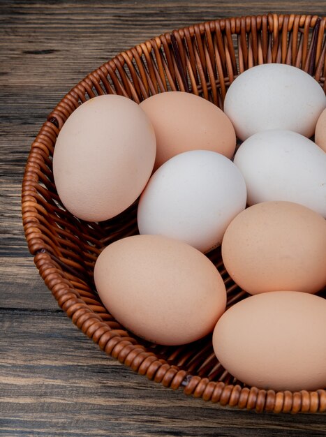 Cerrar vista de múltiples huevos en un cubo sobre un fondo de madera