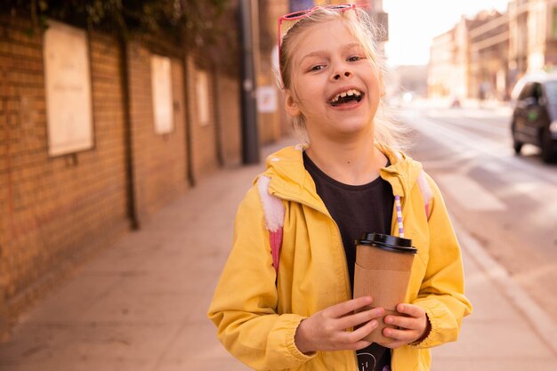 Cerrar vista de niña divirtiéndose mirando a la cámara