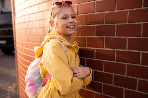 Cerrar vista de niño feliz al aire libre y sonrisa