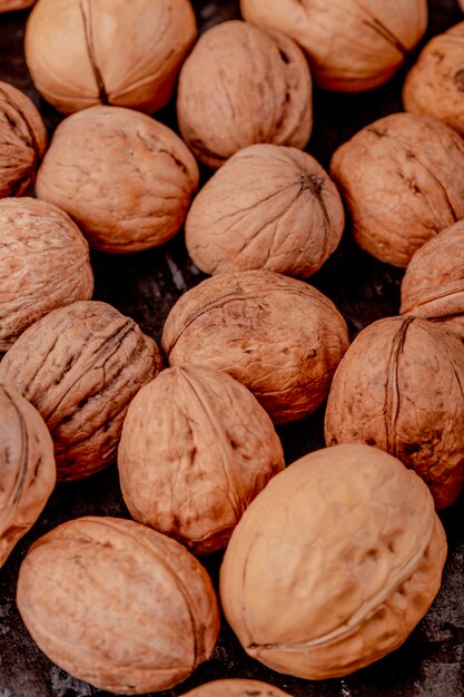 Cerrar vista de nueces enteras sobre fondo negro