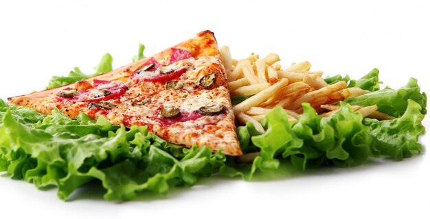 Cerrar vista de pizza fresca con papas fritas