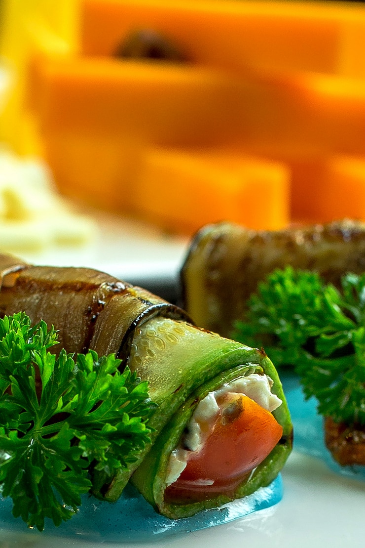 Foto gratuito cerrar vista de rollos de berenjenas fritas con queso crema de ajo y tomate