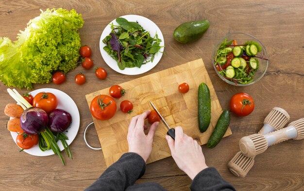 Cerrar vista superior de tomate de corte a mano