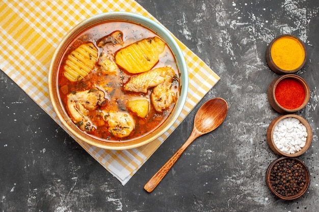 Foto gratuita cerrar vista de varias especias sopa de pollo y cuchara