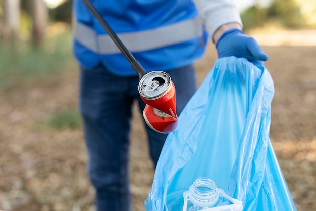 Cerrar voluntario recogiendo basura