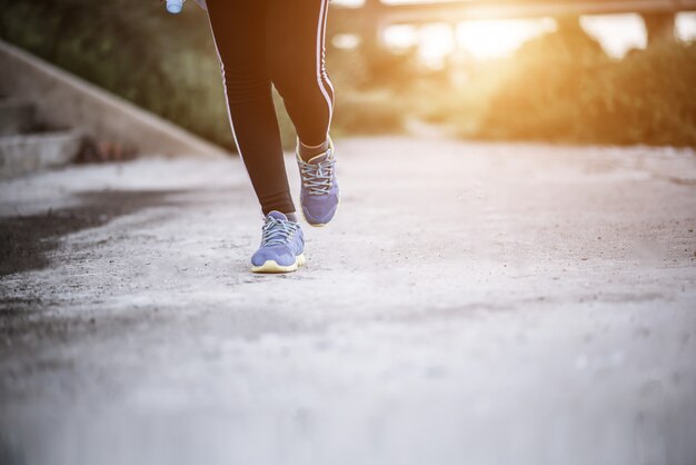 Cerrar en zapatillas de correr Fitness mujeres en entrenamiento y correr