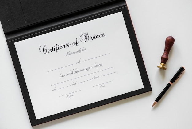 Certificación de divorcio aislado en la mesa blanca