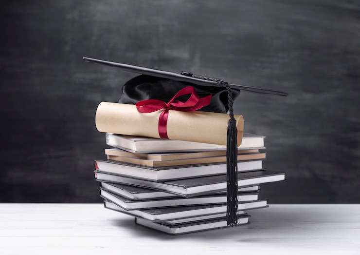 Foto gratuito certificado de graduación de primer plano