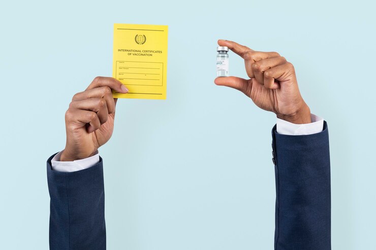 Foto gratuito certificado de vacuna covid-19 en poder de un empresario