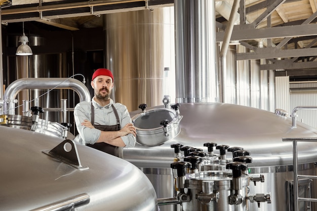 Cervecero profesional en su propia producción artesanal de alcohol.