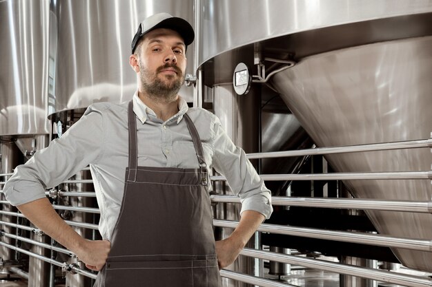 Cervecero profesional en su propia producción artesanal de alcohol.