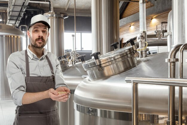 Cervecero profesional en su propia producción artesanal de alcohol.