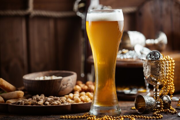 Cerveza con aperitivos en la mesa