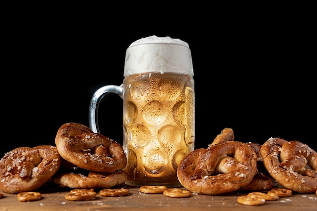 Foto gratuita cerveza bávara rodeada de pretzels