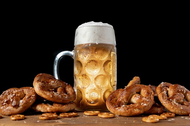 Cerveza bávara rodeada de pretzels