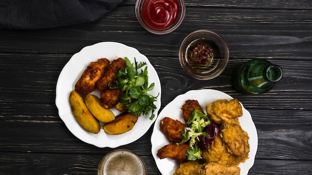 Cerveza cerca de patatas fritas y pollo