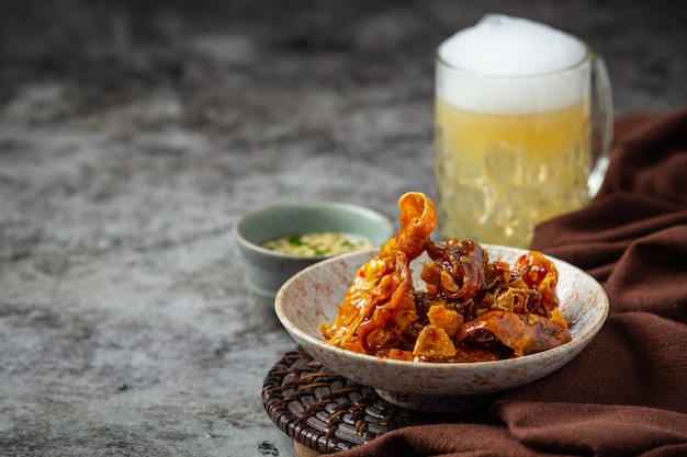 Cerveza con entremeses crujientes de pescado, Día Mundial de la Cerveza.