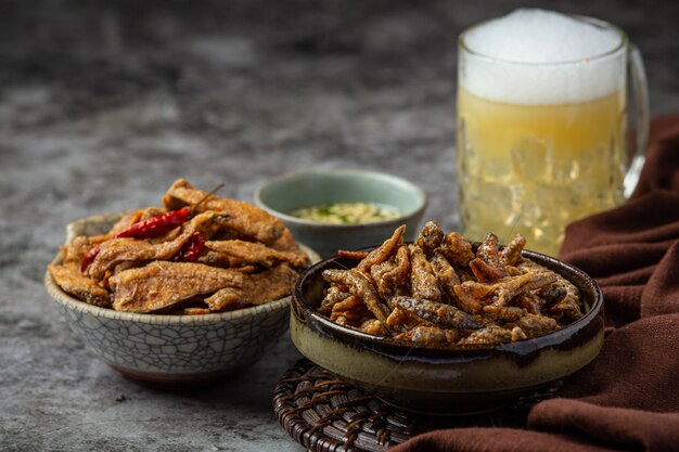 Cerveza con entremeses crujientes de pescado, Día Mundial de la Cerveza.