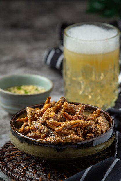 Cerveza con entremeses crujientes de pescado, Día Mundial de la Cerveza.