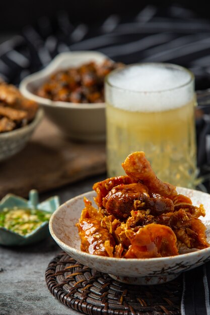 Cerveza con entremeses crujientes de pescado, Día Mundial de la Cerveza.