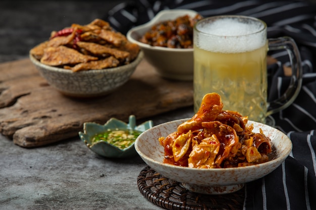 Cerveza con entremeses crujientes de pescado, Día Mundial de la Cerveza.