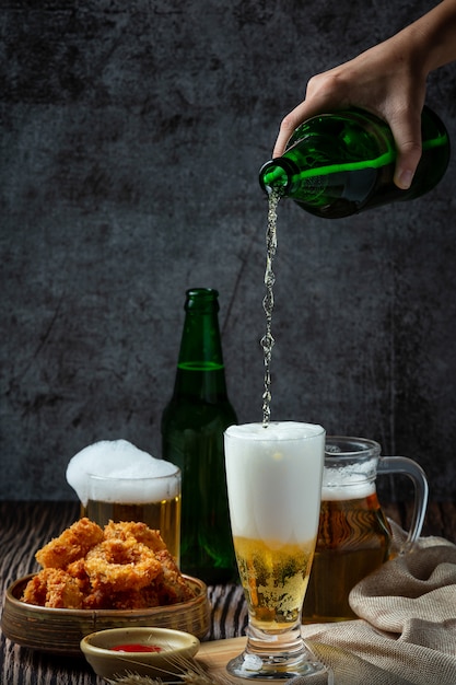 Cerveza con entremeses crujientes de pescado, Día Mundial de la Cerveza.