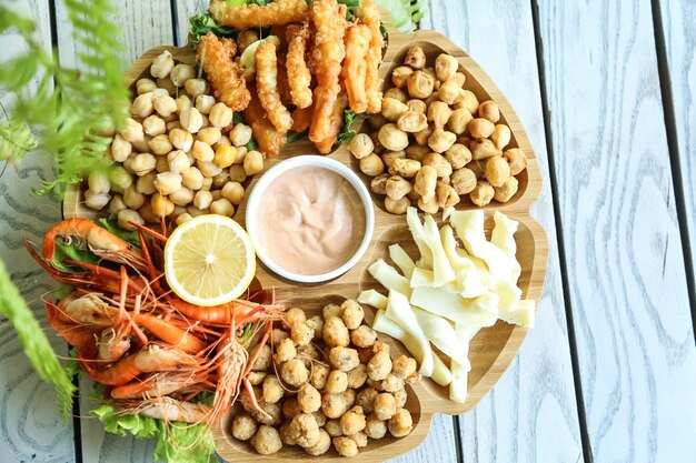 Cerveza con garbanzos, queso, dushbara y gambas