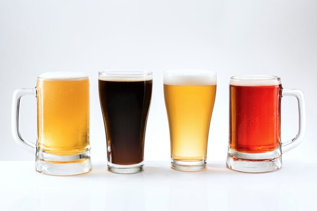 Cerveza mezclada en varios tipos de vasos