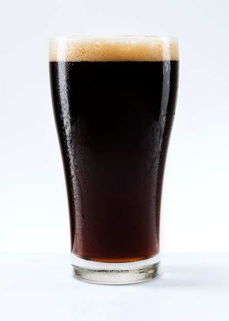 Cerveza negra con espuma en una pinta