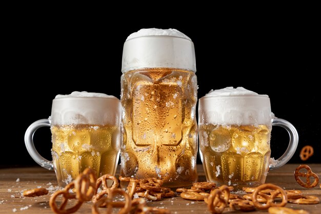 Cerveza tradicional bávara con pretzels en una mesa