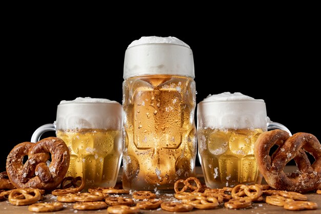 Cerveza tradicional bávara y pretzels en una mesa