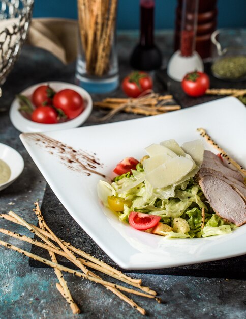 Foto gratuita césar clásico con filete de pollo y mezcla de verduras.