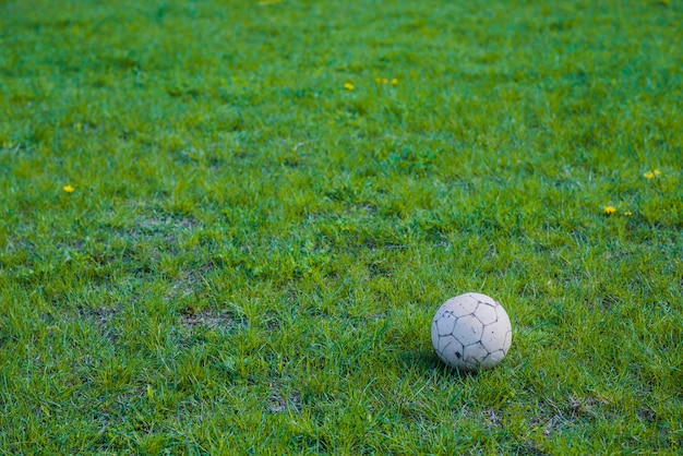 Césped con balón de fútbol