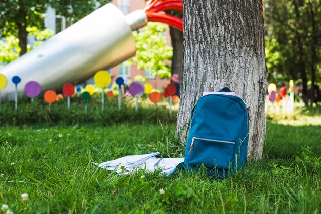 Césped en el parque con la mochila del estudiante