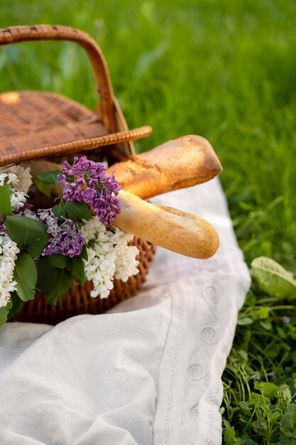 Cesta de alto ángulo con flores y baguettes.