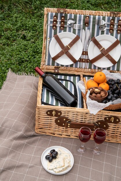 Cesta de alto ángulo con frutas y vino.