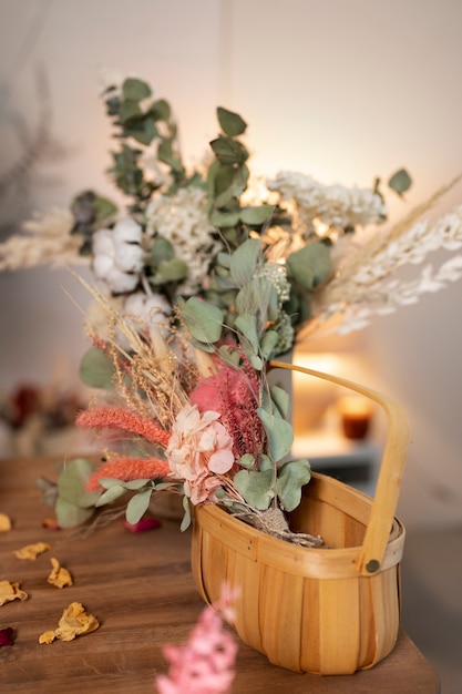 Cesta de alto ángulo con hermosas flores secas.