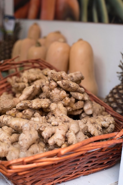 Foto gratuita cesta de ángulo alto con cúrcuma