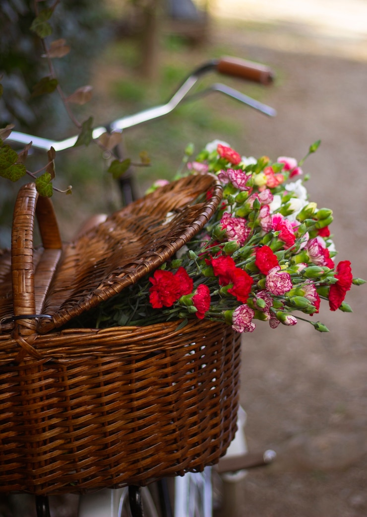 Foto gratuito cesta de bicicleta con hermosas flores de alto ángulo.