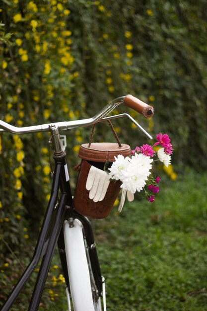 Cesta de bicicleta con hermosas flores vista trasera