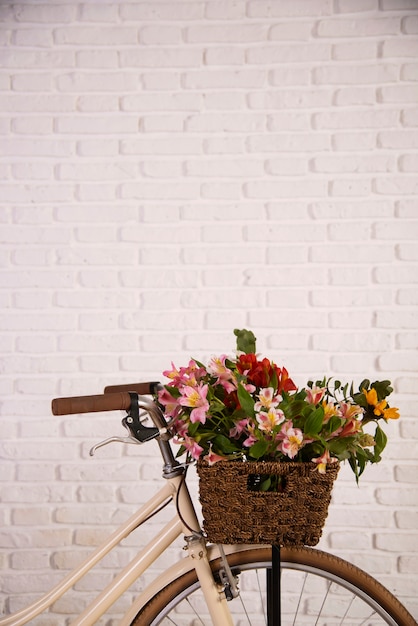 Cesta de bicicleta con hermosas flores.