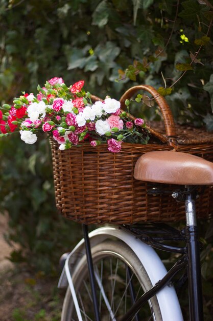 Cesta de bicicleta con hermosas flores.