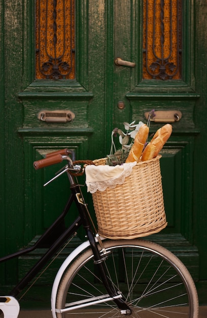 Cesta de bicicleta vista lateral con baguette