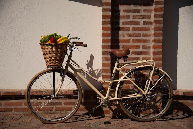 Foto gratuita cesta de bicicleta de vista lateral con comestibles frescos