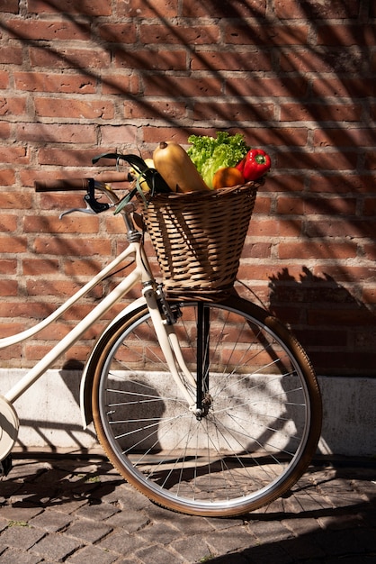 Cesta de bicicleta con vista lateral de comestibles