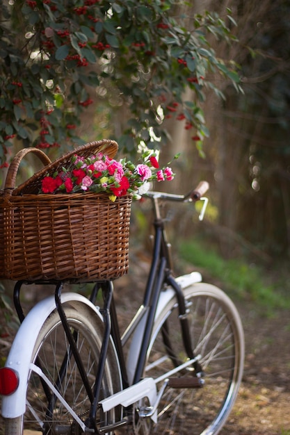 Foto gratuita cesta de bicicleta de vista lateral con hermosas flores.