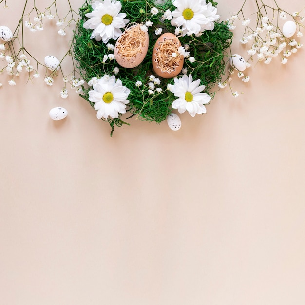 Cesta decorativa con flores y huevos.