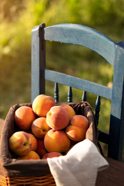 Cesta de frutas de alto ángulo en la silla